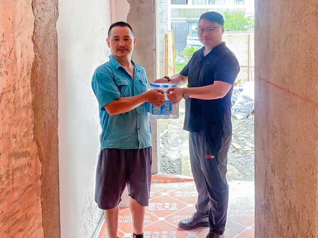 我們·清風 | 清風裝飾夏日工地送清涼,感謝匠人! 我們·清風 | 清風裝飾夏日工地送清涼,感謝匠人!